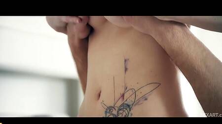 Девка перед утренним сексом бреет киску