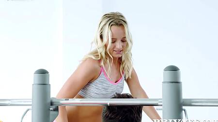 Блондинка видит стояк тренера и хочет ебаться