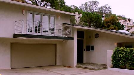 Худенькая жена наслаждается большим членом мужа