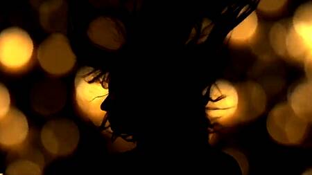 Худенькая блондинка показывает тело на красном диване