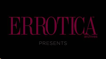 Худенькая блондинка показывает тело на красном диване