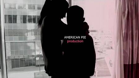 Мужик в гостиничном номере страстно трахает красотку