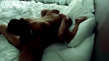 Мужик в гостиничном номере страстно трахает красотку