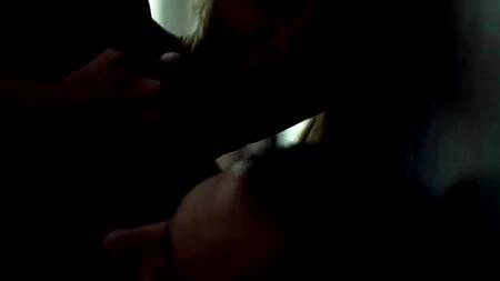 Мужик в гостиничном номере страстно трахает красотку