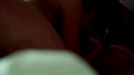 Мужик в гостиничном номере страстно трахает красотку