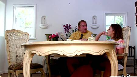 Парень за завтраком страстно ебет в жопу жену отца