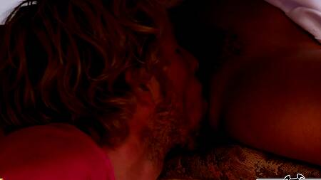 Парень за завтраком страстно ебет в жопу жену отца