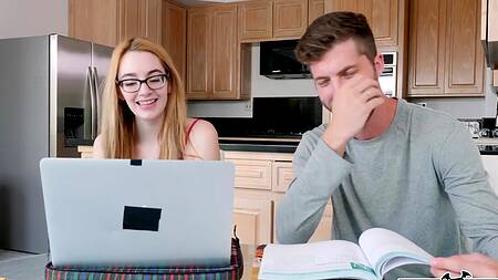 Брюнетка страстно ебется с парнем за спиной подруги