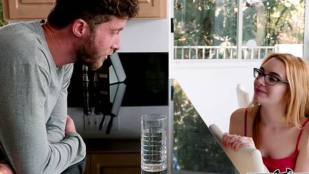 Брюнетка страстно ебется с парнем за спиной подруги