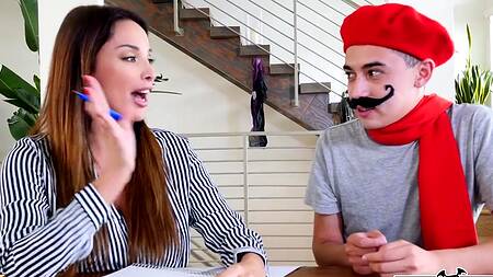 Учительница французского резвится с забавным студентом