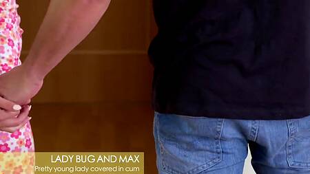 Лижет киску милой блондинке и трахает её