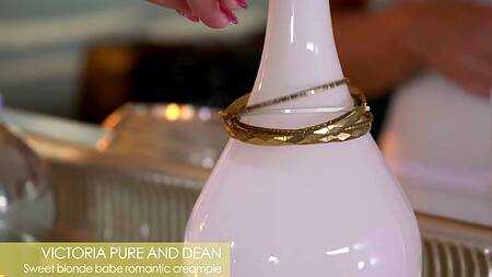 Красотка любуется собой и занимается нежным сексом