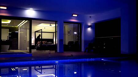 Муж приводит любовника, чтобы тот трахал очаровательную жену