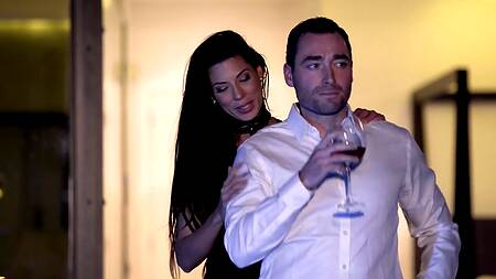 Муж приводит любовника, чтобы тот трахал очаровательную жену