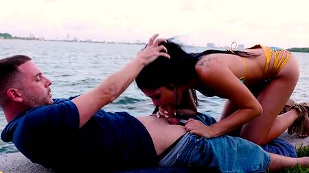 Если очень хочется секса, то можно им заняться и на набережной