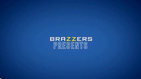 Блондинка присоединяется к парню в душе, чтобы трахнуться