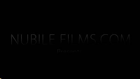 Красивые подруги после бассейне нежно лижут киски