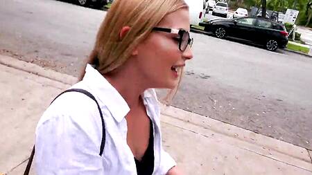 Девка в очках после офиса ебется на улице за деньги