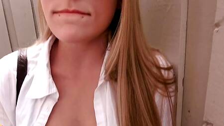 Девка в очках после офиса ебется на улице за деньги