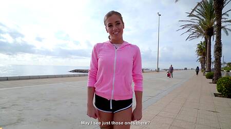 Спортивная телка после пробежки соглашается на еблю