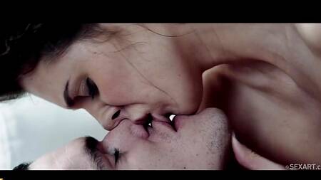 Совместный поход в дух заканчивается нежным сексом на диване