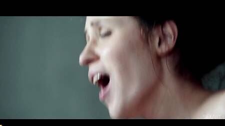 Совместный поход в дух заканчивается нежным сексом на диване