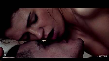 Совместный поход в дух заканчивается нежным сексом на диване