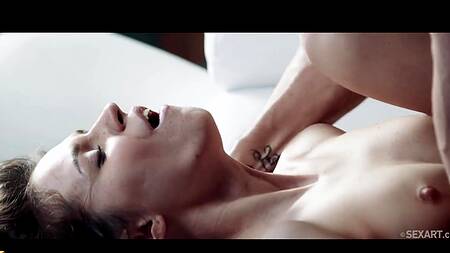 Совместный поход в дух заканчивается нежным сексом на диване