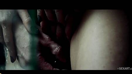 Совместный поход в дух заканчивается нежным сексом на диване