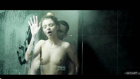 Совместный поход в дух заканчивается нежным сексом на диване