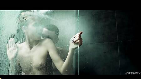 Совместный поход в дух заканчивается нежным сексом на диване