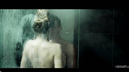 Совместный поход в дух заканчивается нежным сексом на диване