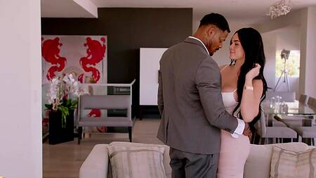 Девка сразу после ссоры изменяет парню с негром