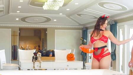 Военный в отпуске трахается с двумя жаркими подругами