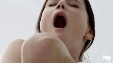 Красотка думает о члене и мастурбирует киску пальцами