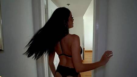 Грудастая заливает себя маслом на балконе и жарко ебется