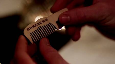 Белокурая Riley Star трахается в машине в благодарность