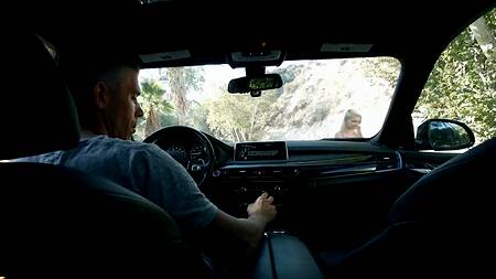 Белокурая Riley Star трахается в машине в благодарность