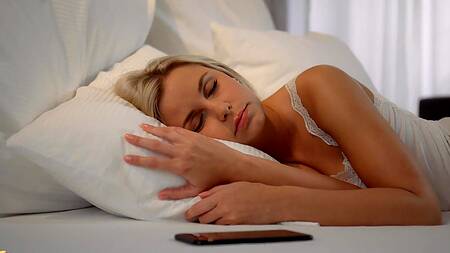 Блондинка после пробуждения наслаждается нежным сексом