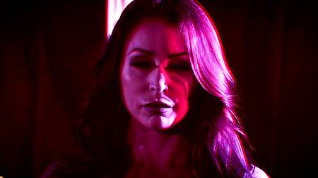 Жаркая стриптизерша анально ублажает щедрого клиента