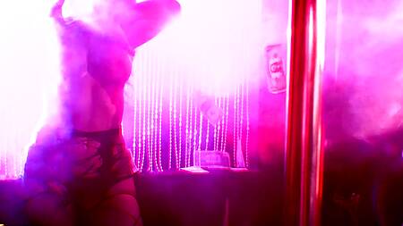 Жаркая стриптизерша анально ублажает щедрого клиента