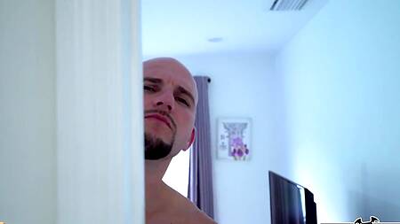 Подсмотрел за подругой девушки в душе и трахнул её