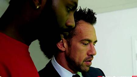 Ведущая прогноза погоды сосет член ведущего новостей под столом