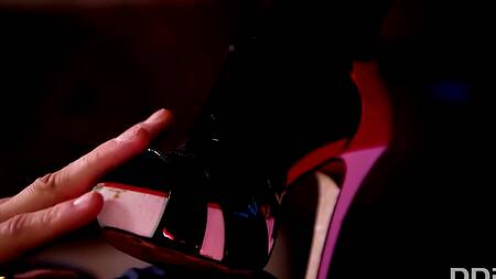 Жаркая стриптизерша готова дать в жопу за дополнительную плату