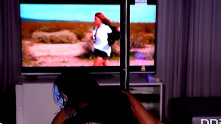 Жаркая стриптизерша готова дать в жопу за дополнительную плату