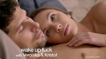 Худенькая жена хочет начать день с секса