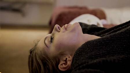 Возбужденная красотка соблазняет привлекательного курьера