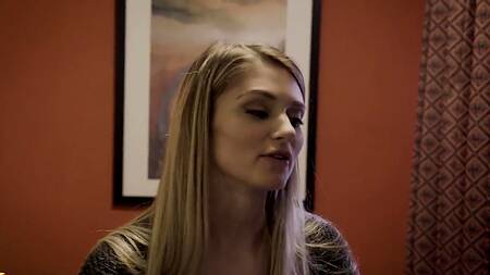 Возбужденная красотка соблазняет привлекательного курьера