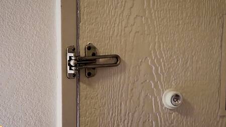 Возбужденная красотка соблазняет привлекательного курьера