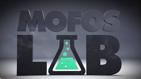 Мастер тату перед работой трахает телку в студии